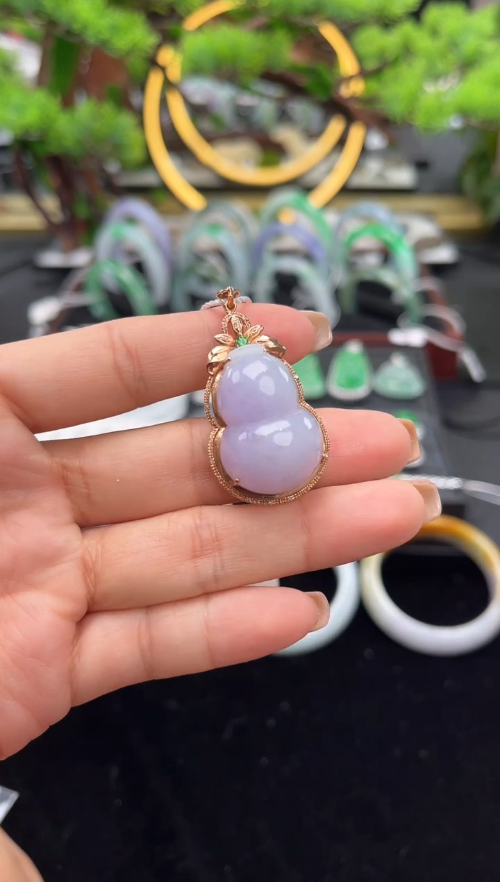 颈饰18K金镶嵌翡翠吊坠