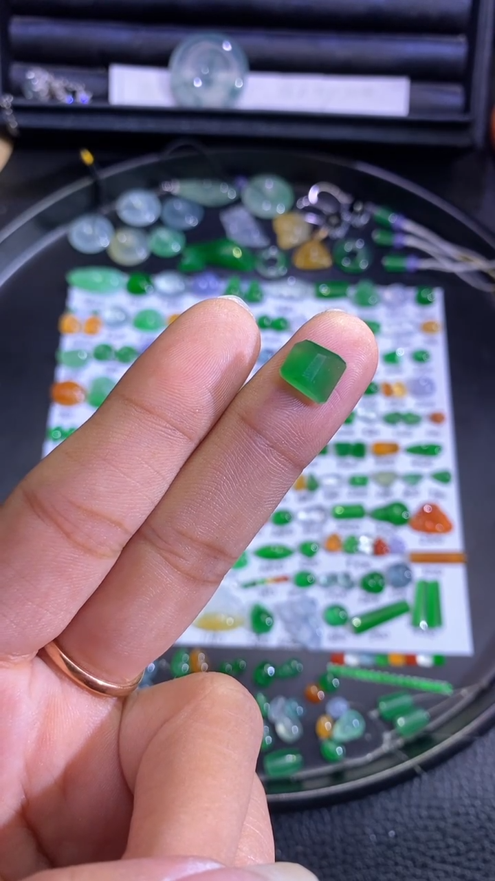 未镶嵌挂件翡翠切割