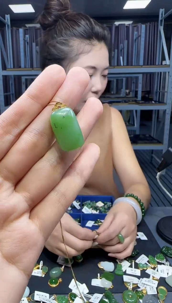 和田玉18K金镶嵌挂件 不含链