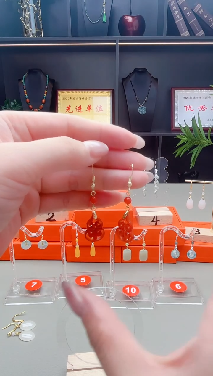 未镶嵌翡翠耳饰红色镂空葫芦