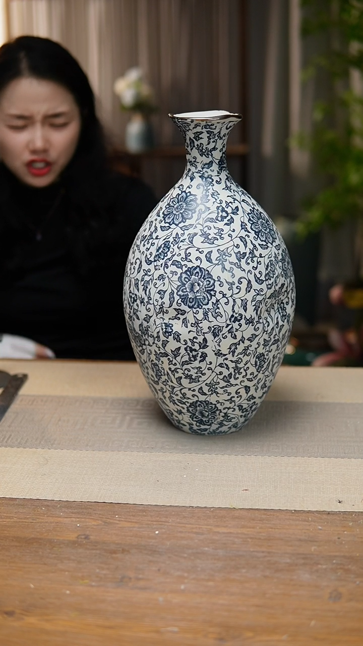 【闪购商品】陶瓷花器青花瓷缠枝莲保龄球瓶 