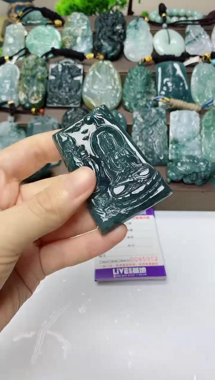 翡翠未镶嵌颈饰         