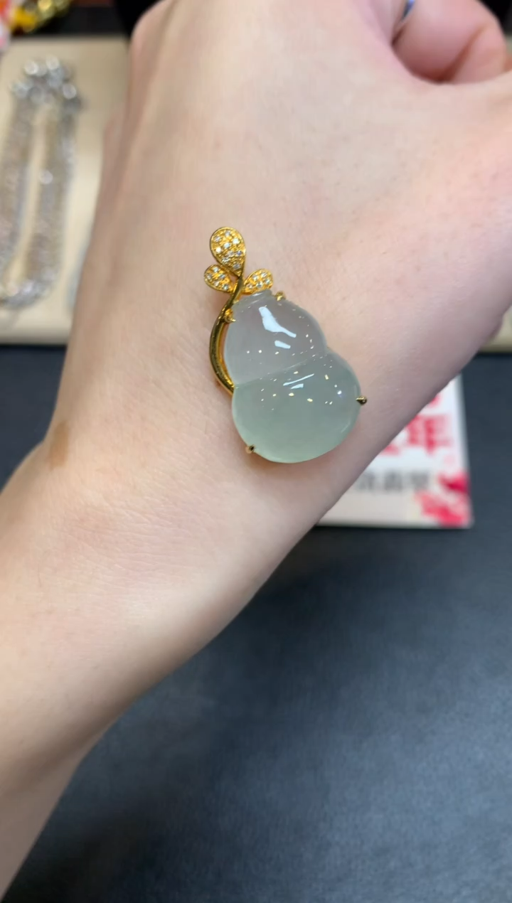 【闪购商品】翡翠颈饰18K金镶嵌葫芦【无服务费】