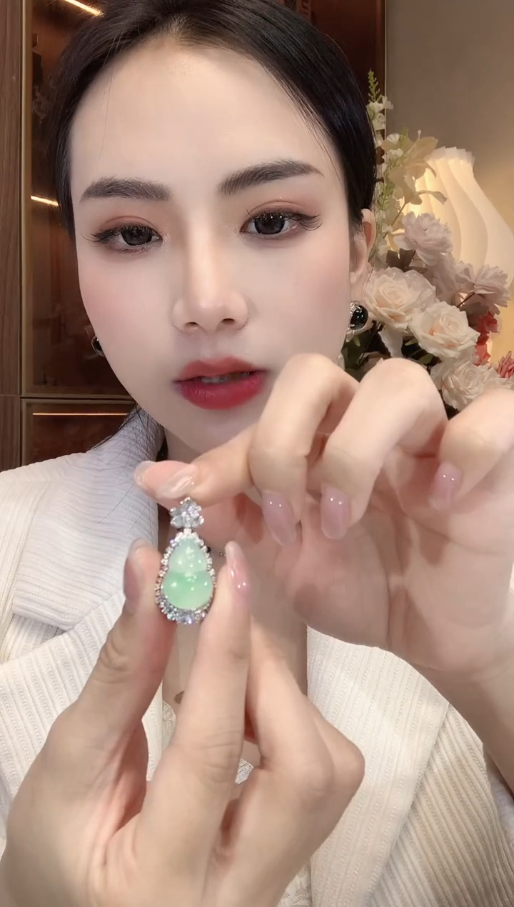 【闪购商品】翡翠吊坠(不含链)18K金镶嵌C41