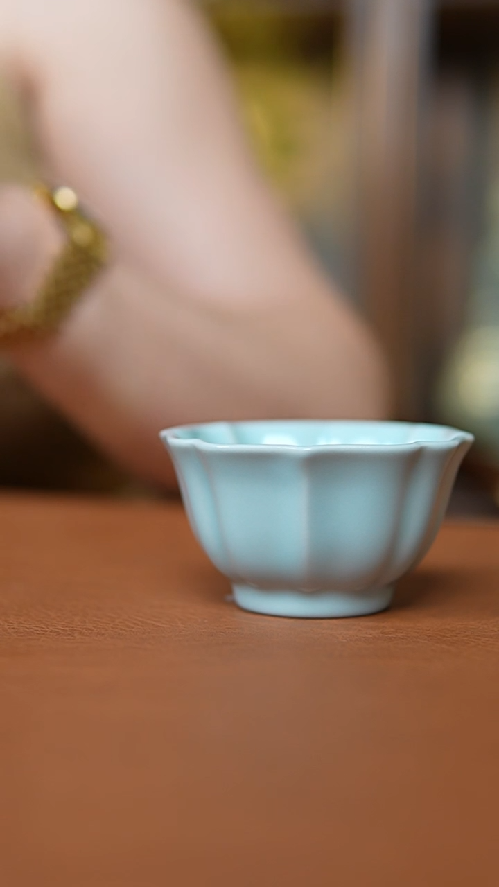 瓷片仿古月白宝象杯微瑕