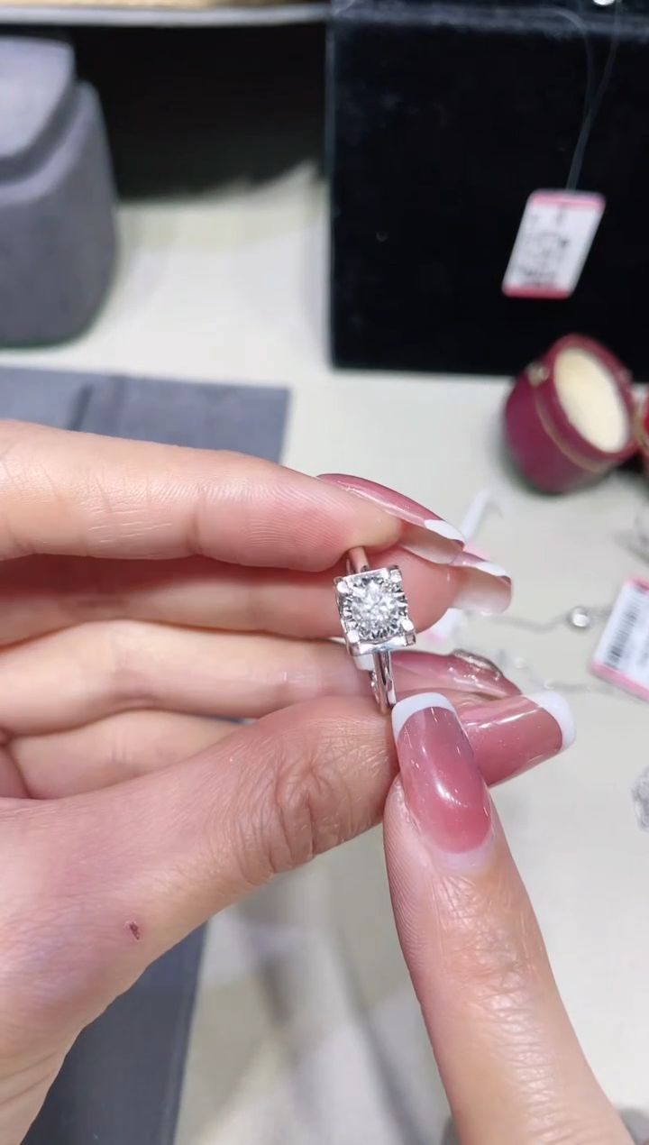 【闪购商品】钻石戒指18K金镶嵌·