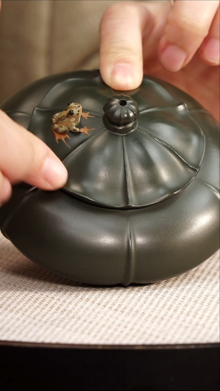茶壶紫砂宜兴紫砂 青蛙莲子壶绿泥 400