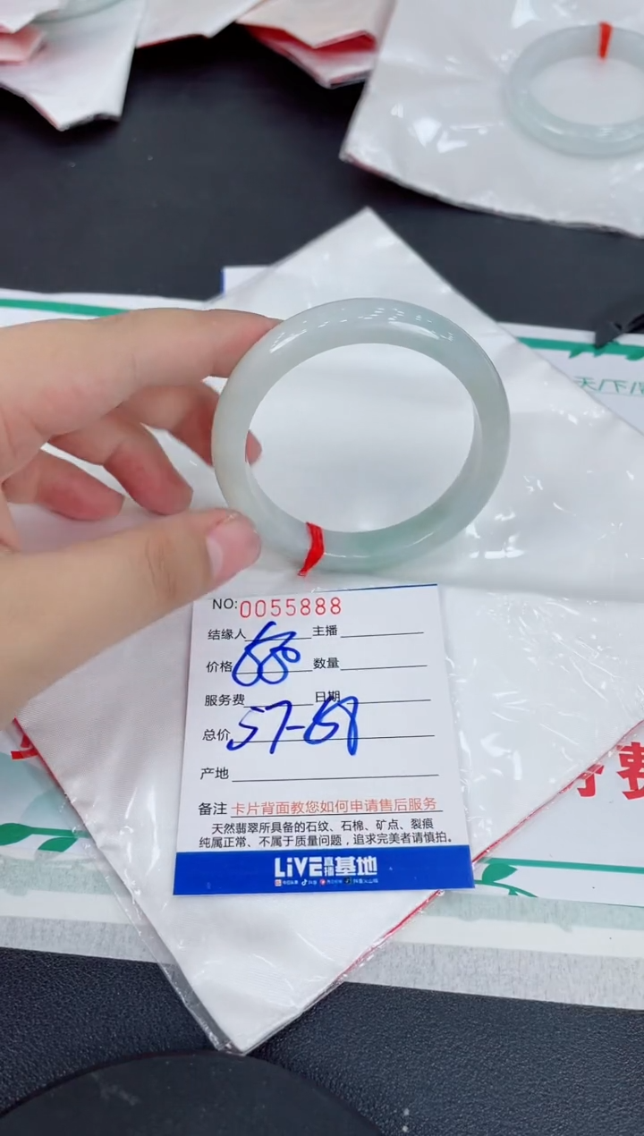 翡翠手镯未镶嵌翡翠手镯