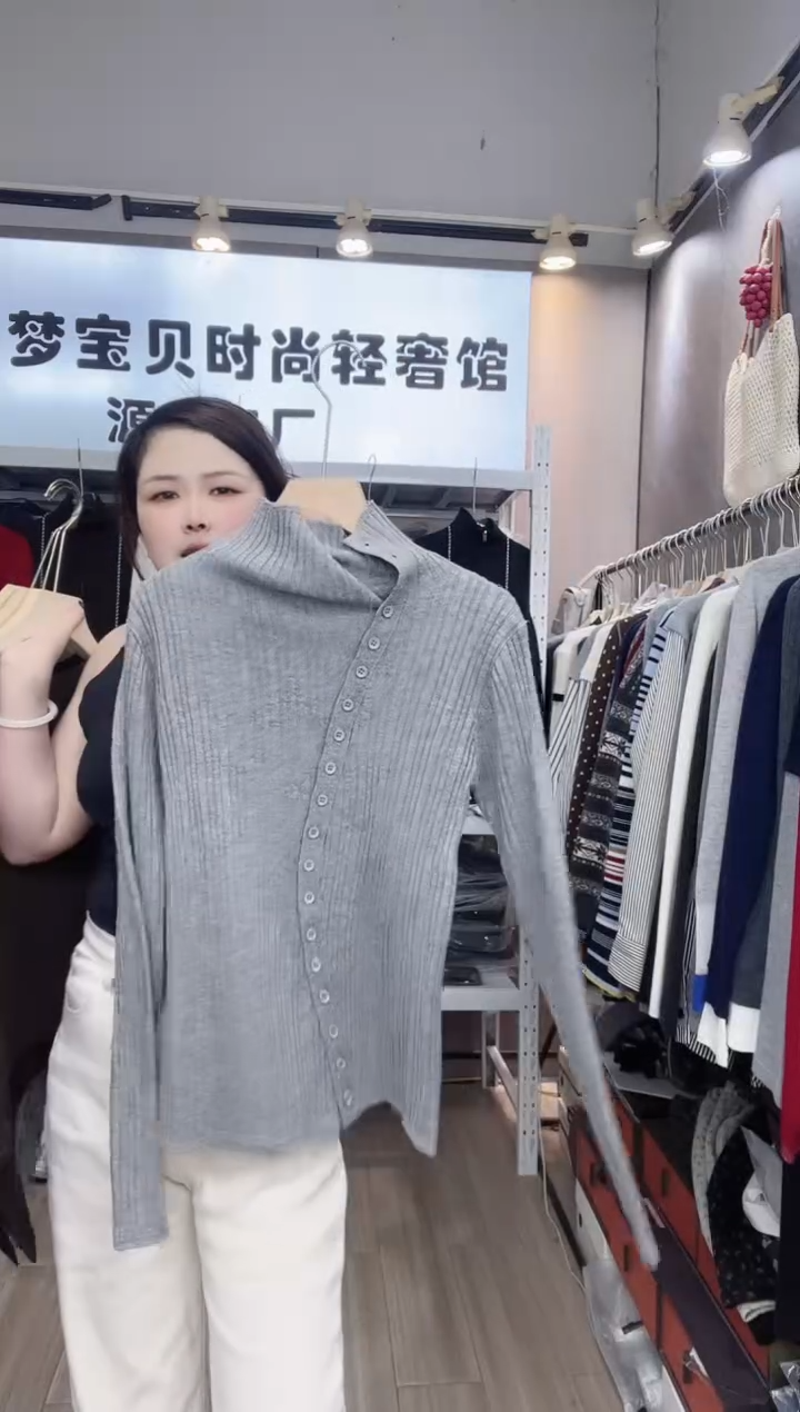 灰色扣子打底999999999