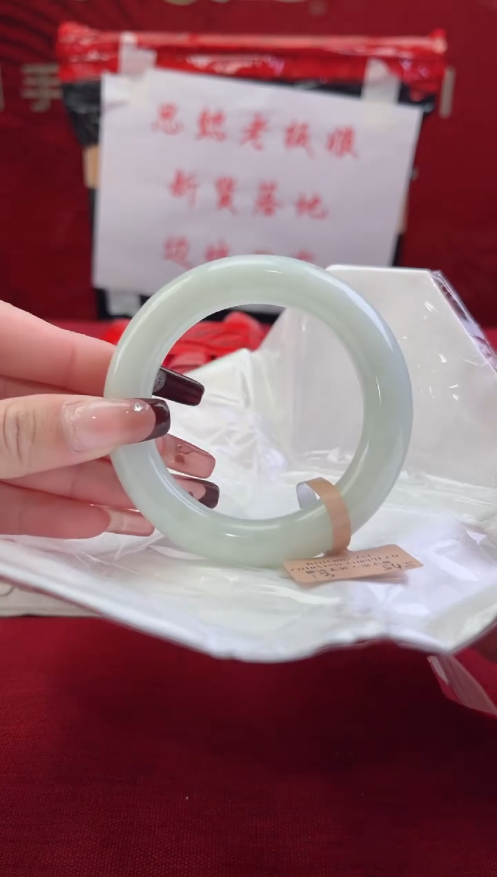 【闪购商品】翡翠手镯（圆镯）未镶嵌翡翠手镯(微瑕）