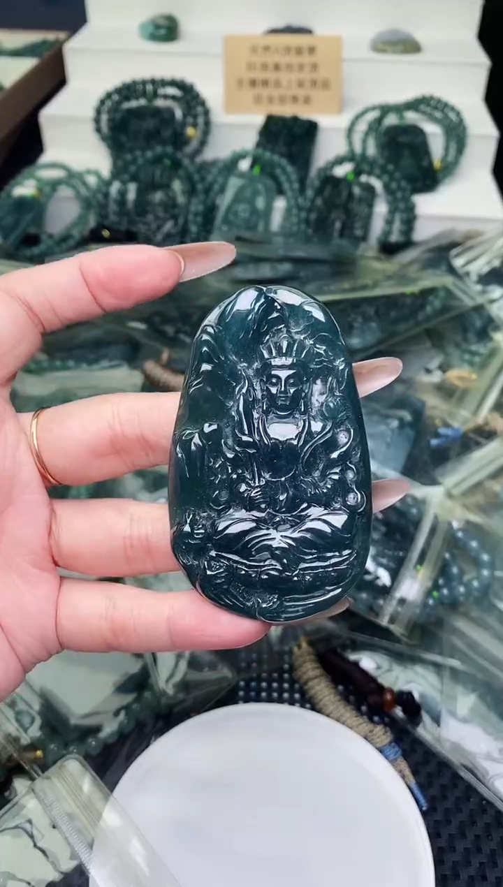 颈饰未镶嵌翡翠 