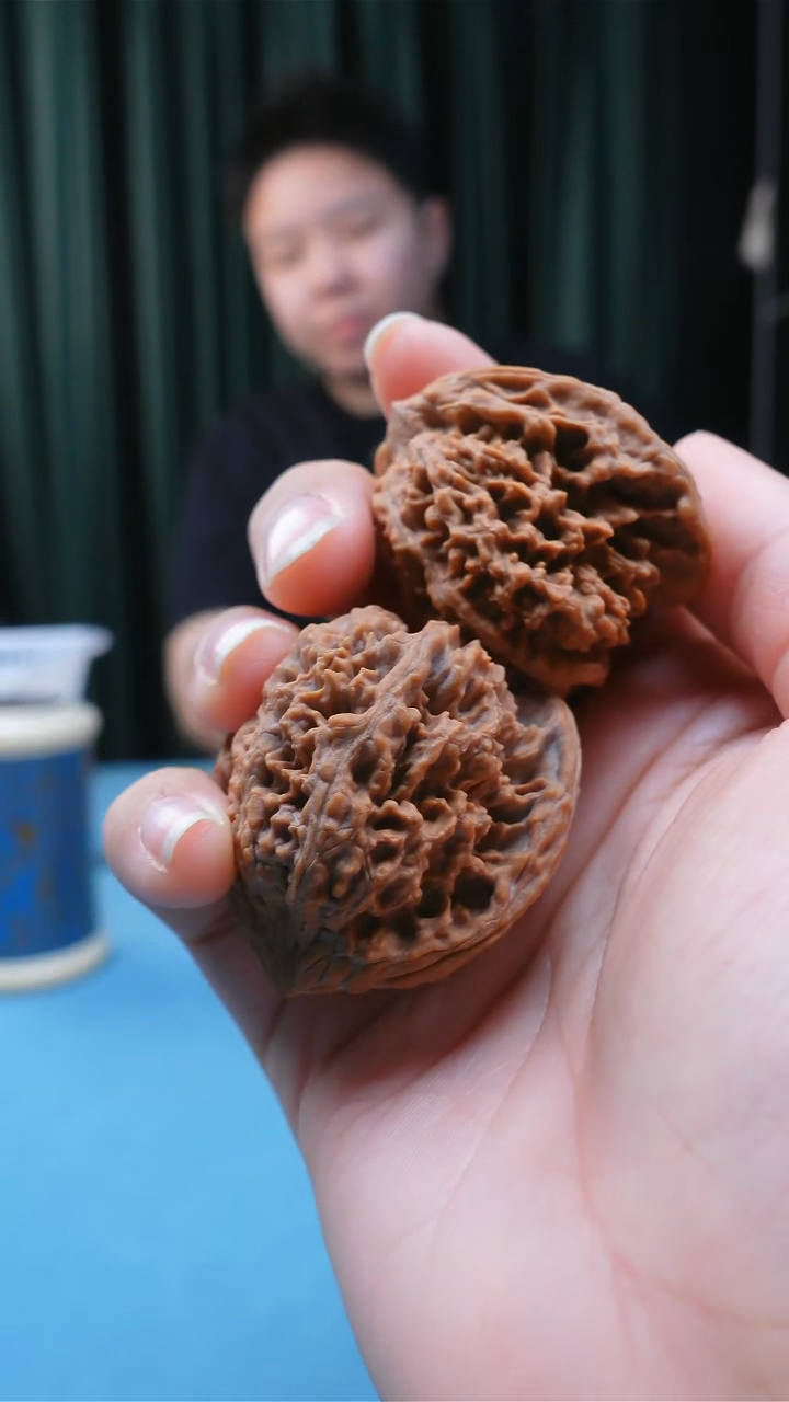 【闪购商品】文玩核桃把件j2280 38左右满天星 1对