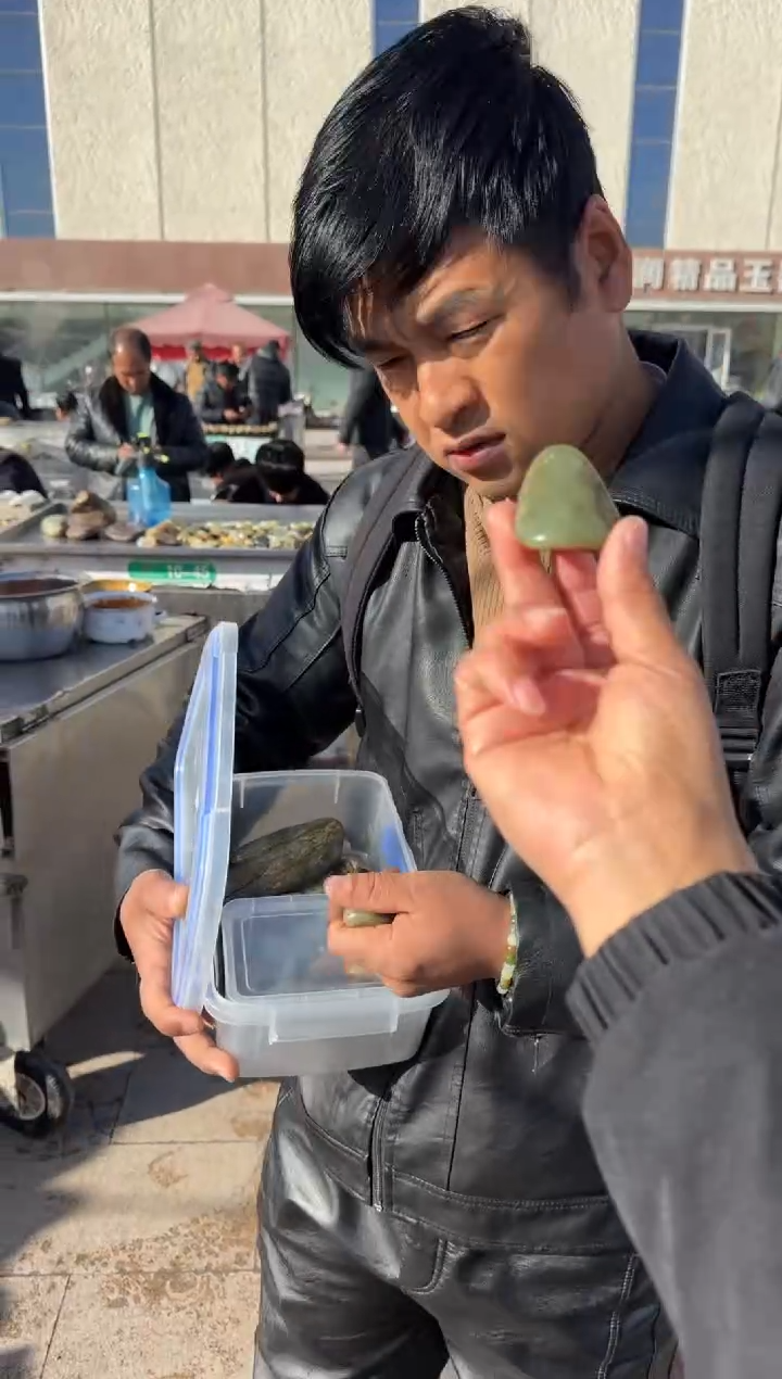 未镶嵌和田玉（糖玉）挂件和田玉