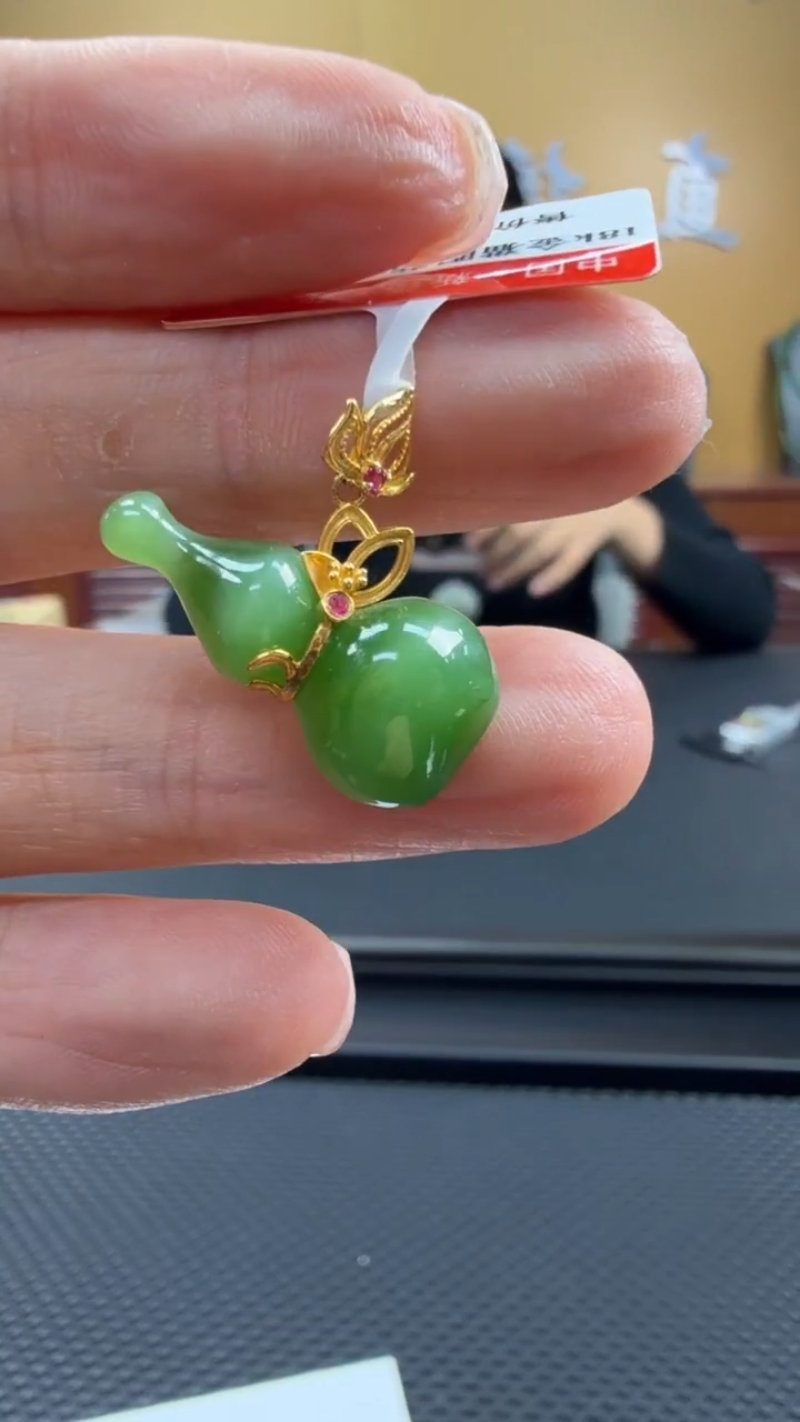 颈饰18K金镶嵌和田玉挂件