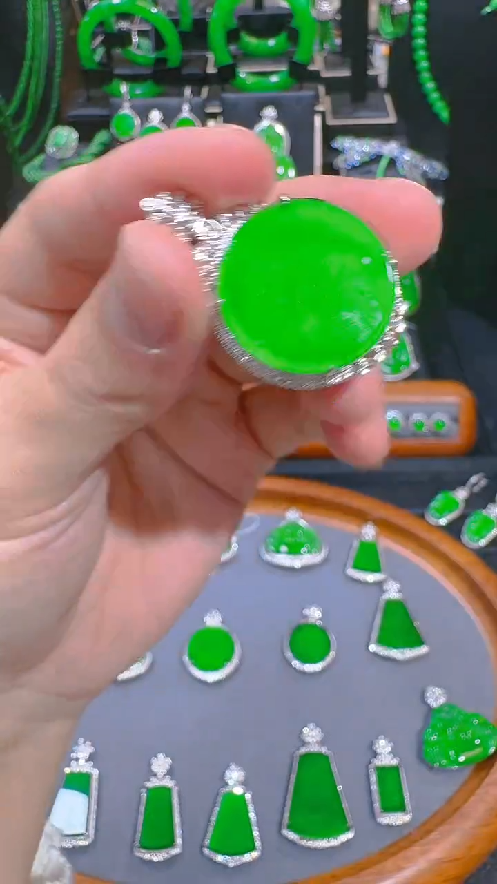 【闪购商品】翡翠吊坠(赠链)18K金镶嵌天然A货翡翠