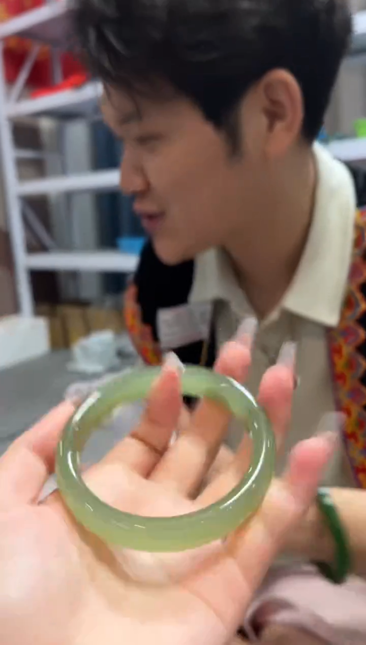 和田玉手镯未镶嵌湖水绿正圈62