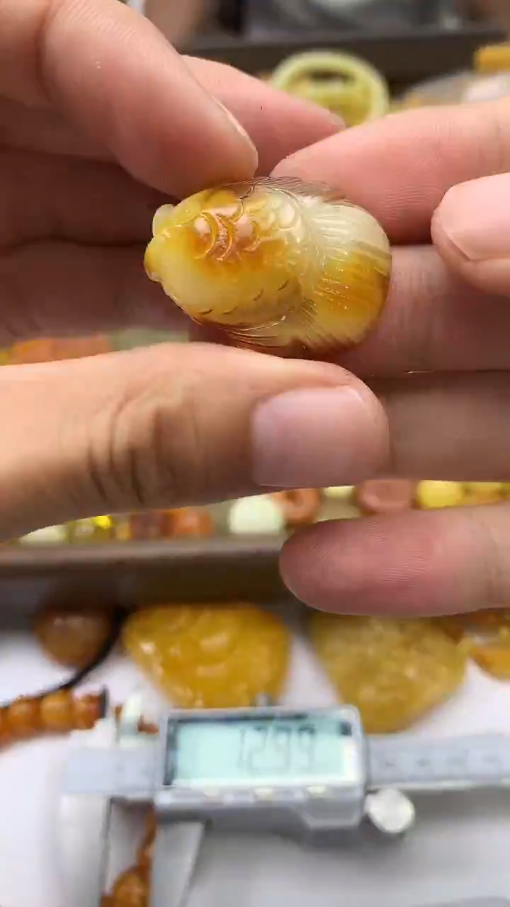 裸石蜜蜡未镶嵌鱼