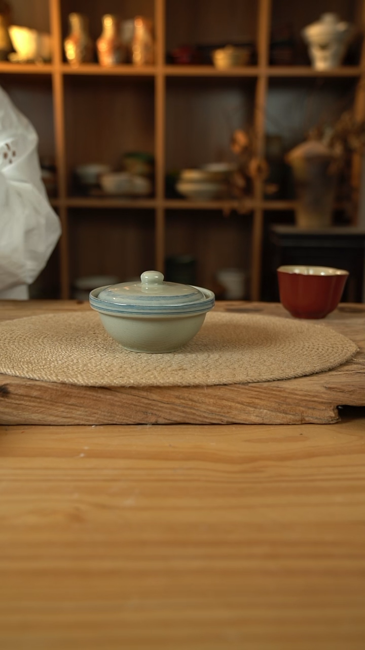 青云系列的带盖小炖盅1个