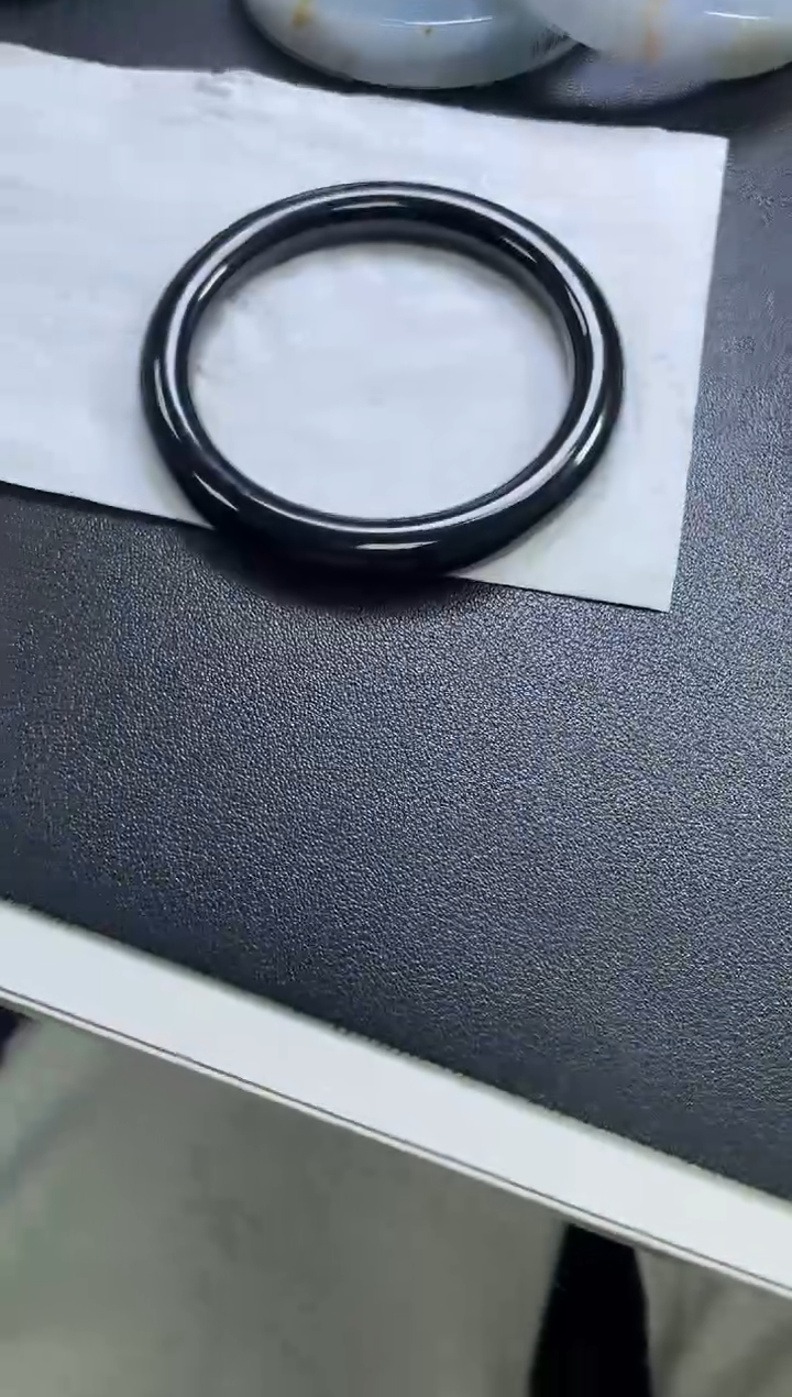 未镶嵌手镯定制翡翠当***。手镯