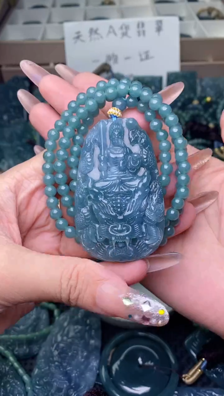 翡翠未镶嵌颈饰          