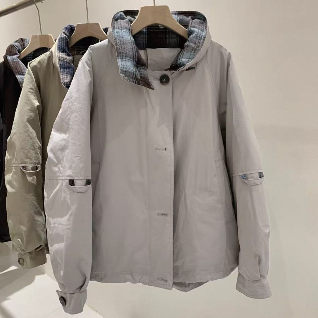 9331-（外壳棉）美式复古（立领格子领）派克羽绒服（米灰）