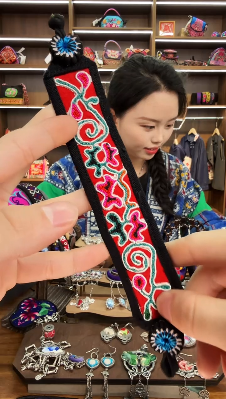 【闪购商品】织绣135蒙阿苏苗绣传承
