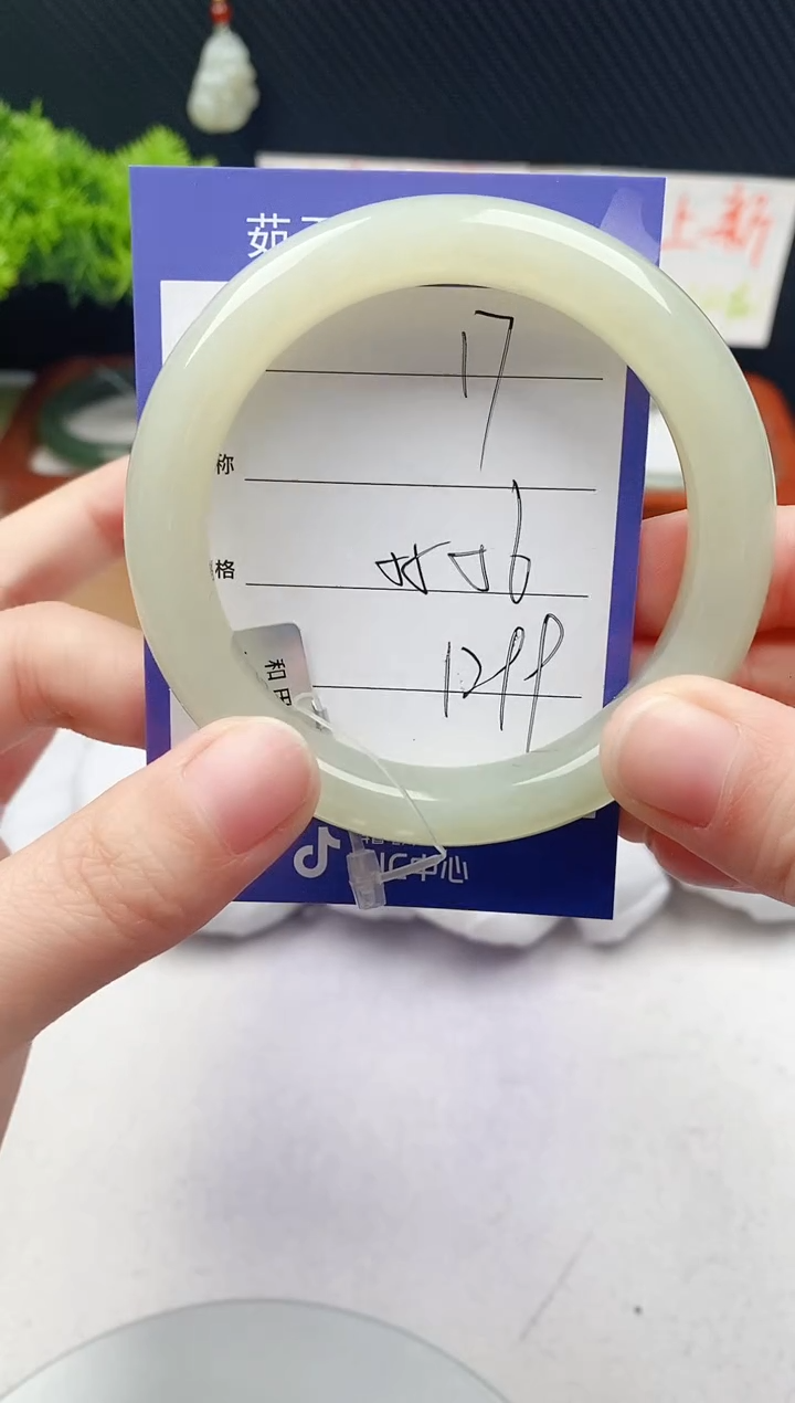 和田玉未镶嵌手镯微色差17