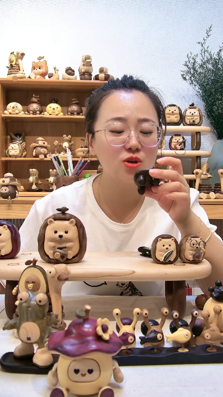 木皮灰实木小凳子