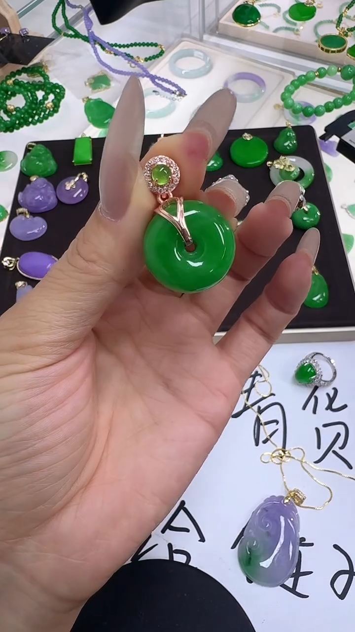 翡翠未镶嵌吊坠(赠链)绿面包扣