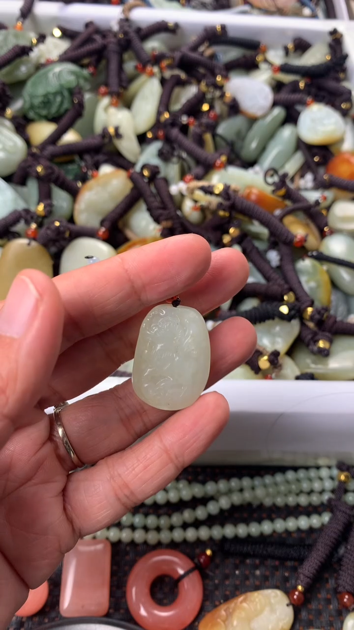 【闪购商品】和田玉颈饰未镶嵌多样性发货没有证书，拍一发一.有瑕