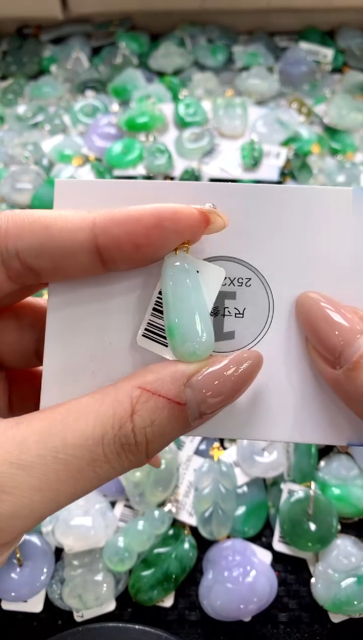 颈饰18K金镶嵌翡翠1111111111111111