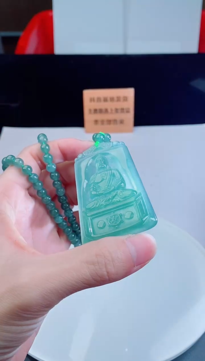 颈饰未镶嵌翡翠         