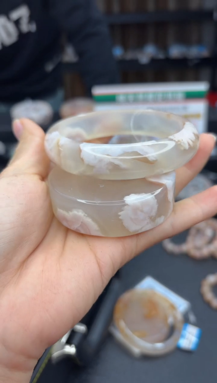 【闪购商品】石英质玉手镯未镶嵌2057（63圈赠送镯心）