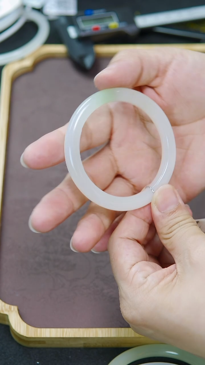 未镶嵌手镯和田玉54圈口 冰底白肉一口翠翠青手镯