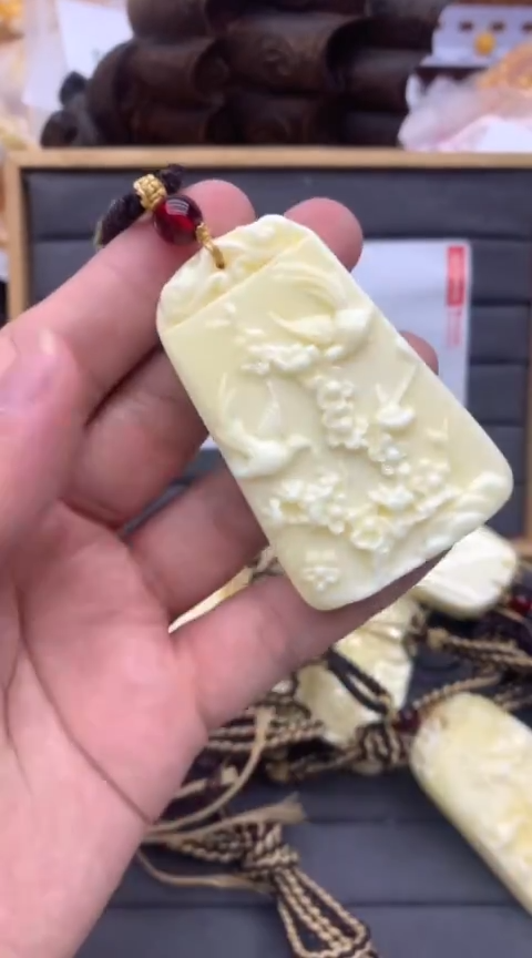 Z31.白色牌子吊坠