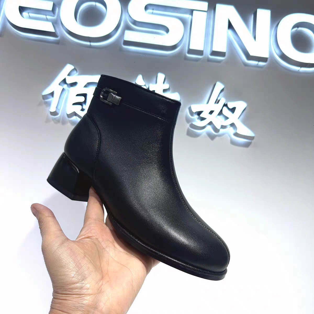 佰诗奴羊皮加绒时尚短靴法式粗跟玫瑰女靴2025冬季新款8188527028