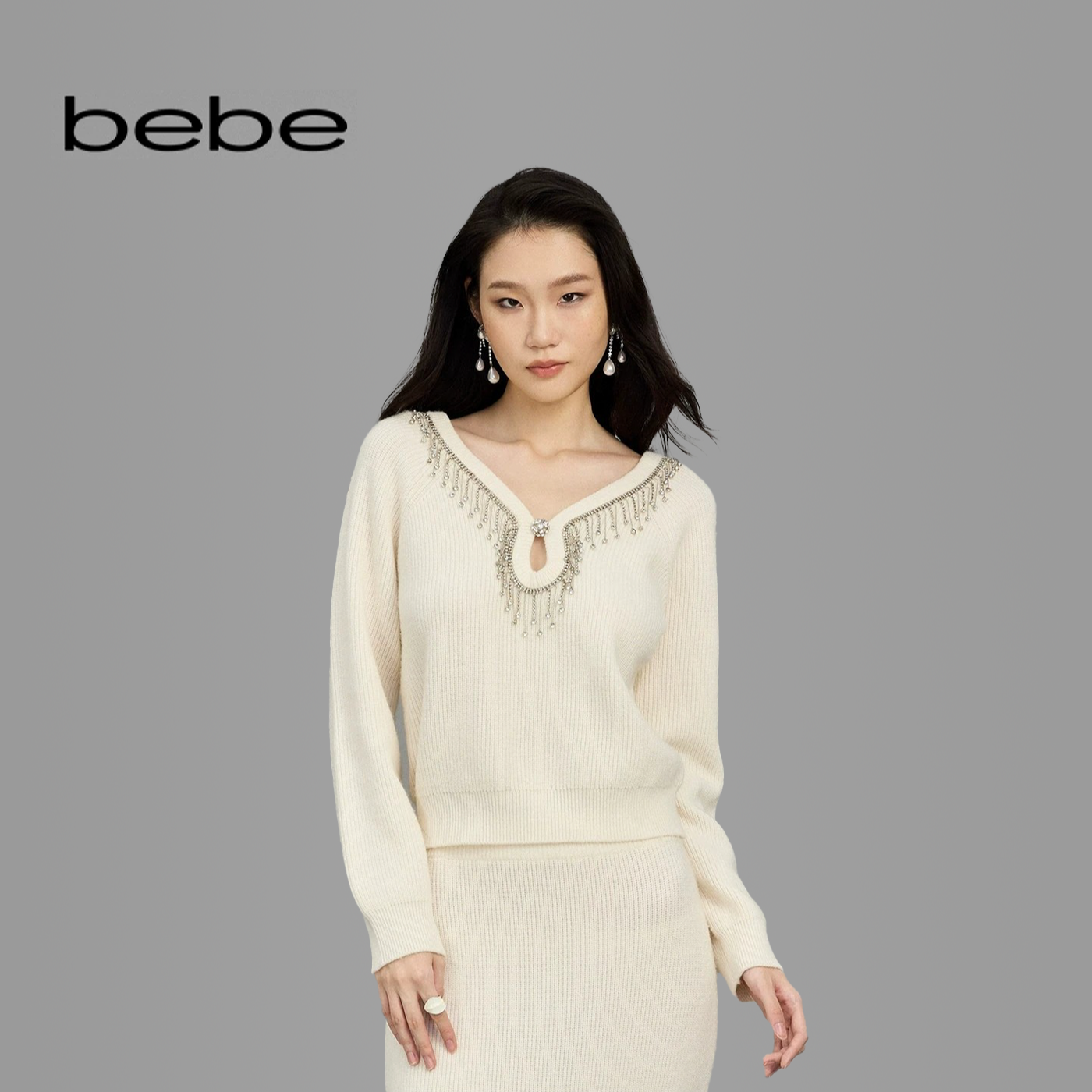【商场同款新品】bebe流苏钻链长袖水滴洞大V领针织上衣130506