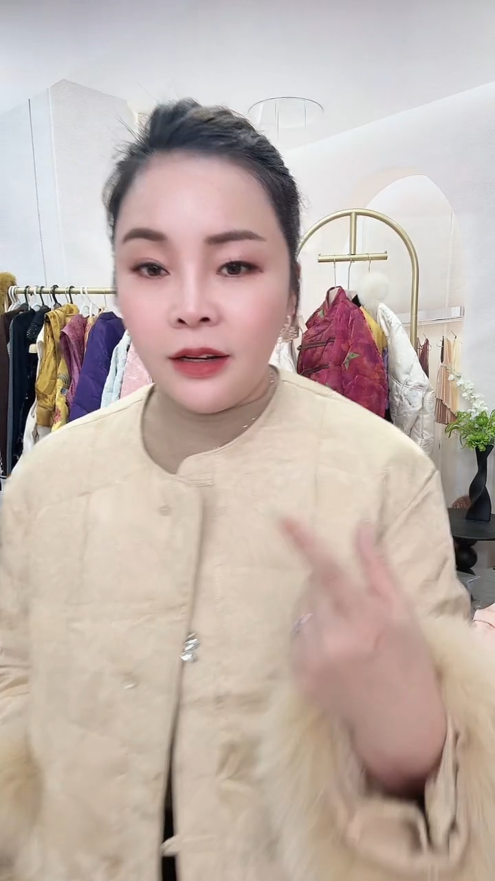 11号香槟色羽绒服  特价1件