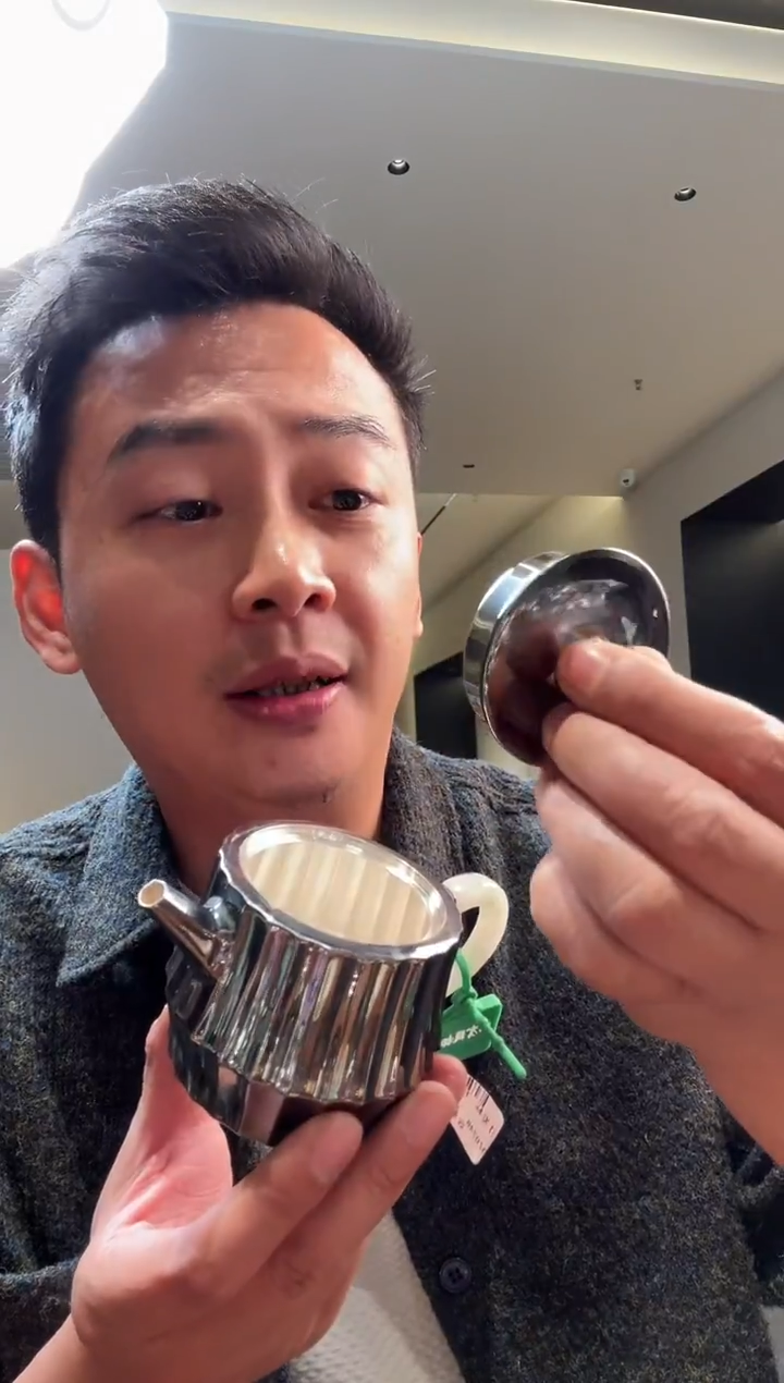 *发*寸发标 手作玄紫菊瓣莲拖壶