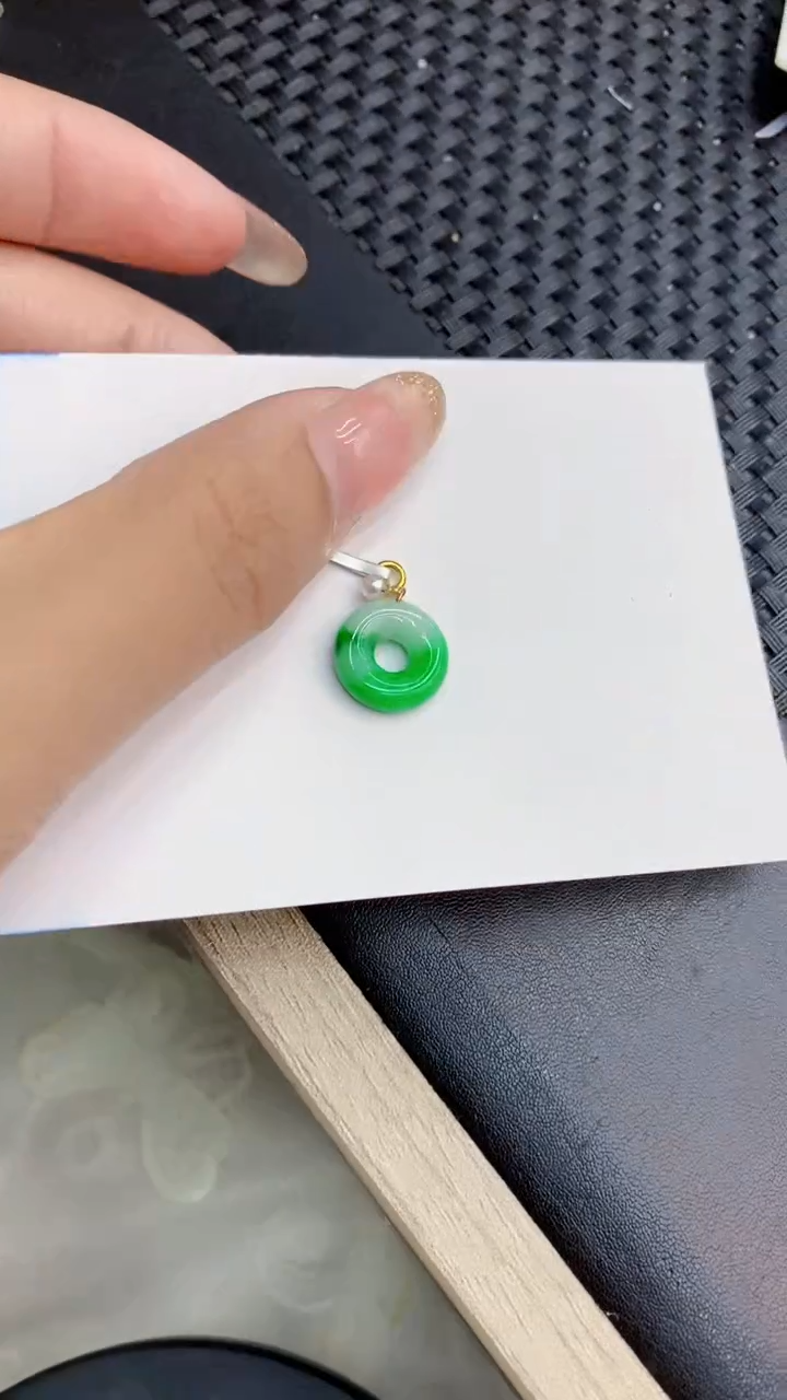 翡翠18K金镶嵌颈饰             8