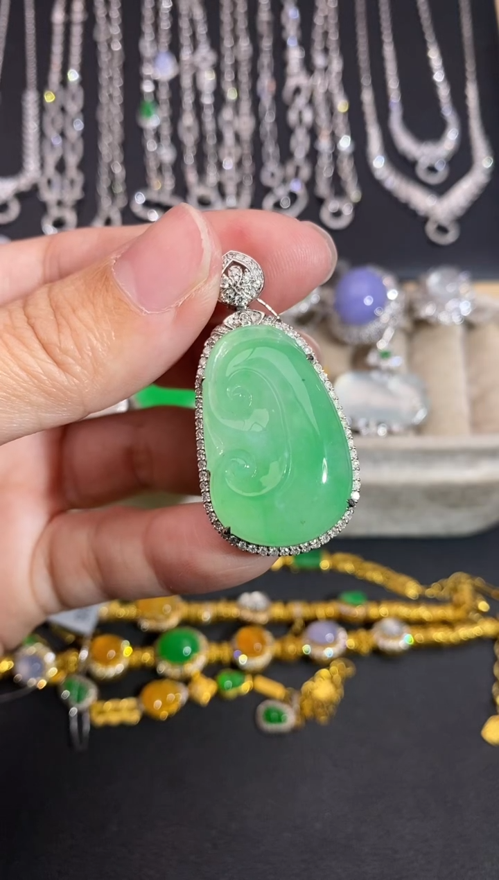 颈饰18K金镶嵌翡翠吊坠