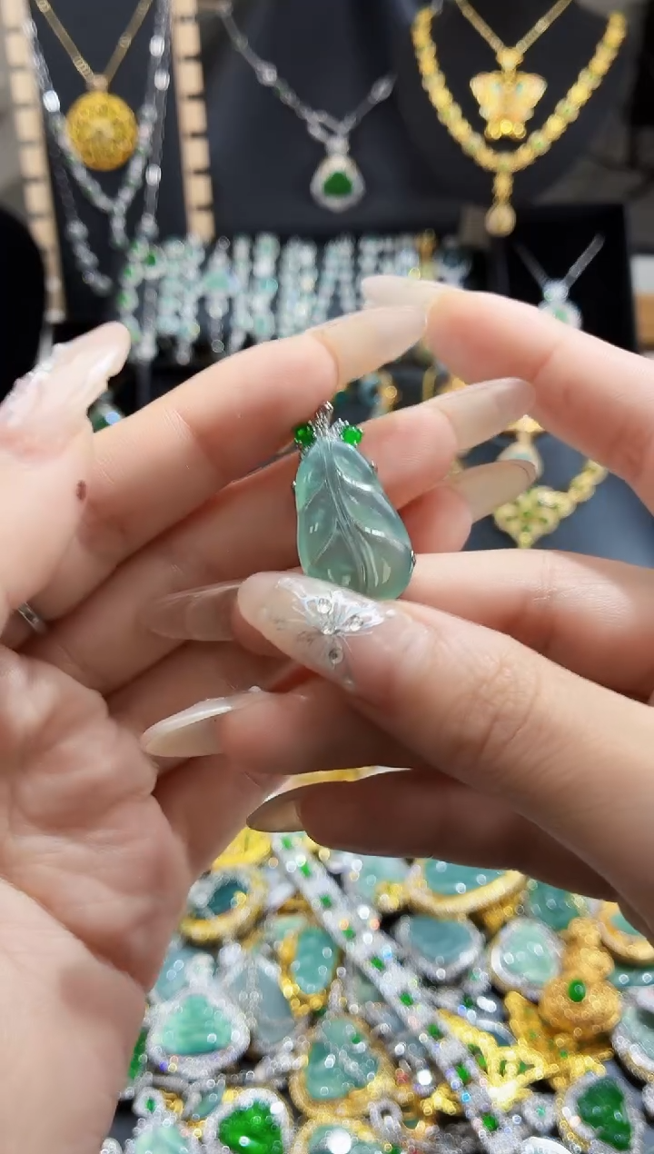 翡翠未镶嵌吊坠(赠链)天然翡翠a货 多样性发其一