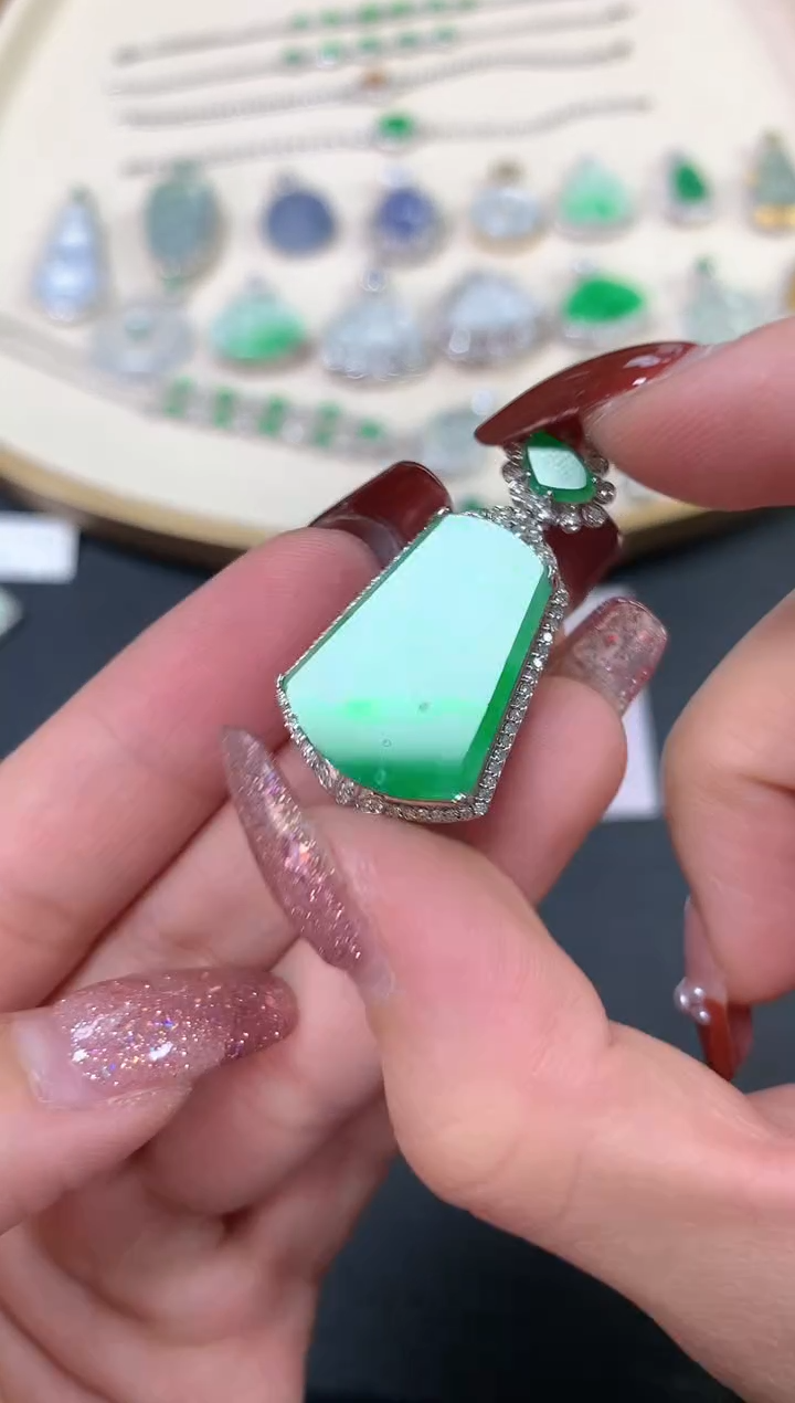 【闪购商品】翡翠吊坠(不含链)18K金镶嵌19800