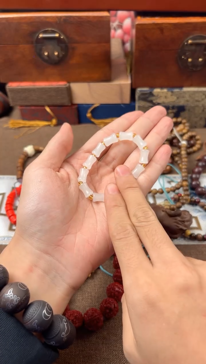 颈饰未镶嵌和田玉................