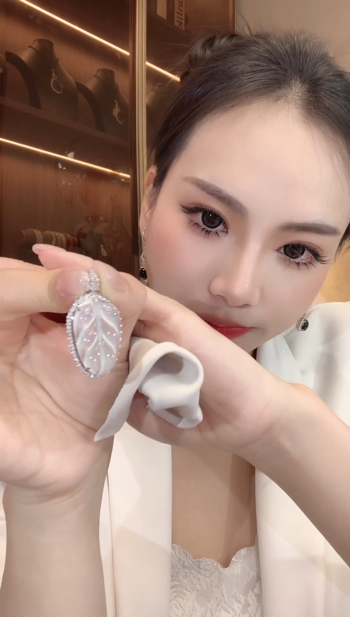 【闪购商品】翡翠吊坠(不含链)18K金镶嵌C37