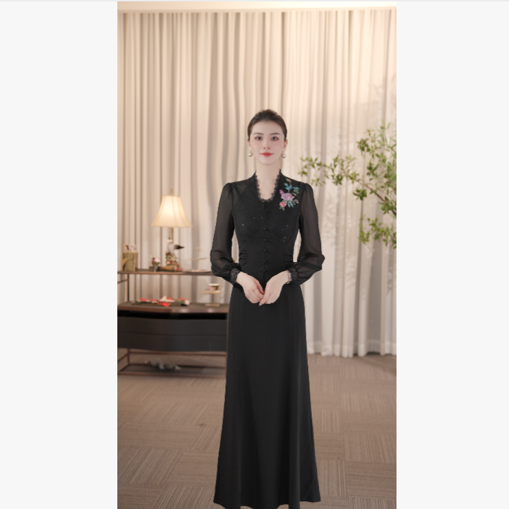 SUSSI古色丨“繁星”黑色花边V领贴花灯笼袖中长款高腰连衣裙