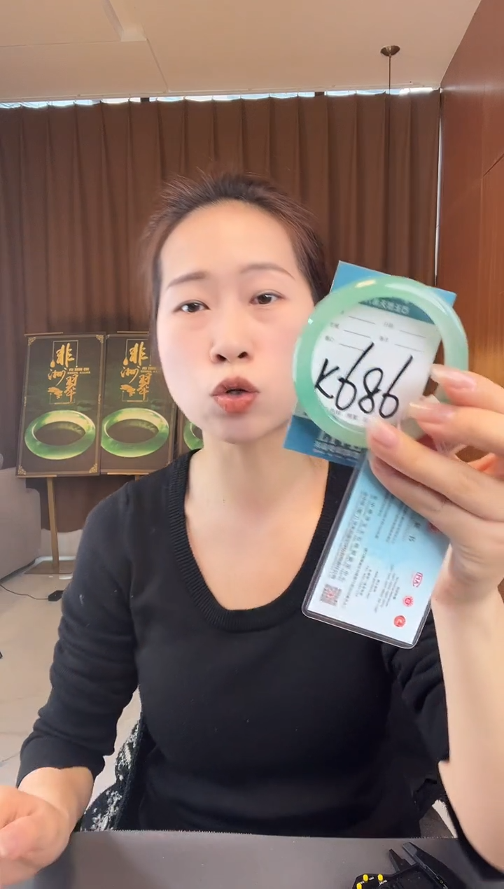 【闪购商品】石英质玉手镯未镶嵌非洲翠