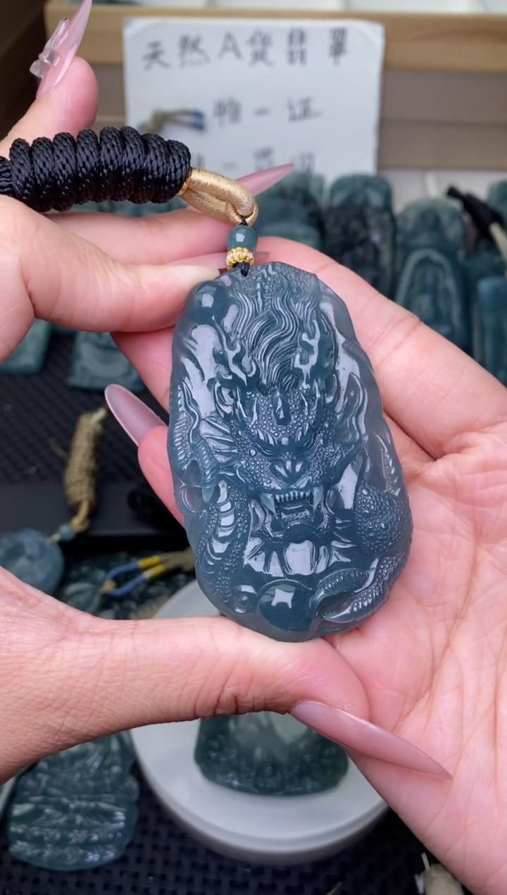 颈饰未镶嵌翡翠          