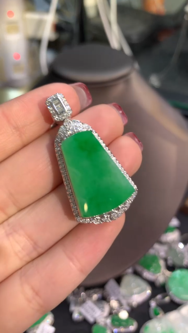 【闪购商品】翡翠吊坠(不含链)18K金镶嵌吊坠