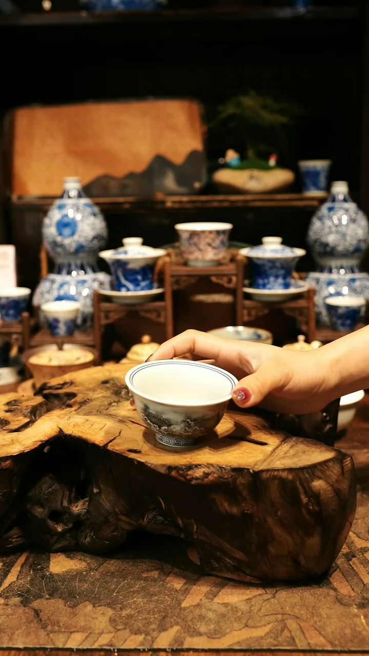 【闪购商品】陶瓷墨彩描金龙纹小客杯